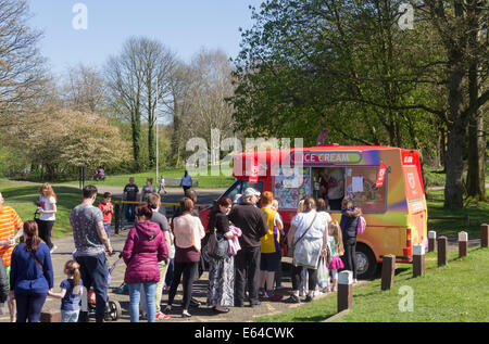 Une file d'attente des clients à un ice cream van dans Moses Gate Country Park, Farnworth, lors d'une journée ensoleillée au printemps. Banque D'Images