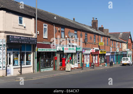 Un défilé urbain typique de petits commerces locaux et les entreprises sur l'Egerton Street Farnworth, Lancashire. Banque D'Images