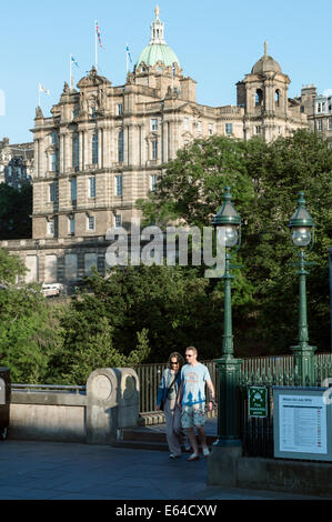 Les touristes à la base d'étapes Playfair sur la butte, Édimbourg Banque D'Images