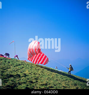 Décollage parapente du haut du Mont Chery Les Gets Savoie Alpes France Banque D'Images