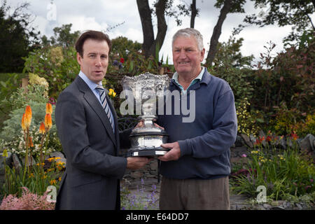 Southport, Merseyside, Royaume-Uni. 14 août, 2014. Strictly Come Dancing star Anton du Beke, avec Peter Tinsley gagnant à la plus grande exposition florale indépendante. "Je vais avoir une flânerie, regardez les frontières herbacées," annonce l'Anton. "Et n'importe qui qui veut venir nous dire bonjour, venez dire bonjour." Banque D'Images