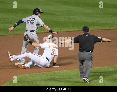 New York Yankees voltigeur Jacoby Ellsbury centre (22) est déclarée sûre après avoir volé le deuxième but à la huitième manche contre les Orioles de Baltimore à l'Oriole Park at Camden Yards de Baltimore, MD, le lundi, 11 août, 2014. Les orioles a gagné le match 11 - 3. Credit : Ron Sachs/CNP (restriction : NO New York ou le New Jersey Journaux ou journaux dans un rayon de 75 km de la ville de New York) AUCUN SERVICE DE FIL Banque D'Images