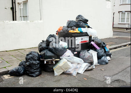 Communal débordant des poubelles Banque D'Images