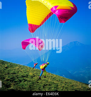 Deux parapentistes décollant de sommet du Mont Chery Les Gets Savoie Alpes France Banque D'Images