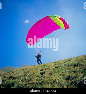 Décollage parapente du haut du Mont Chery Les Gets Savoie Alpes France Banque D'Images