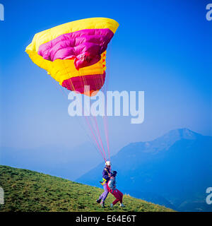 Parapente biplace au décollage du haut du Mont Chery Les Gets Savoie Alpes France Banque D'Images