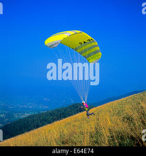 Décollage parapente du haut du Mont Chery Les Gets Savoie Alpes France Banque D'Images