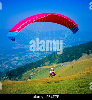 Vol en parapente après le décollage du haut du Mont Chery Les Gets Savoie Alpes France Banque D'Images