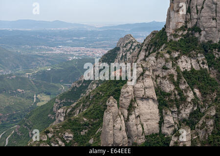 High angle vue panoramique sur la vallée de la rivière Llobregat Abbaye de Montserrat en direction de Santa Cova Chapel et de Barcelone, Espagne. Banque D'Images