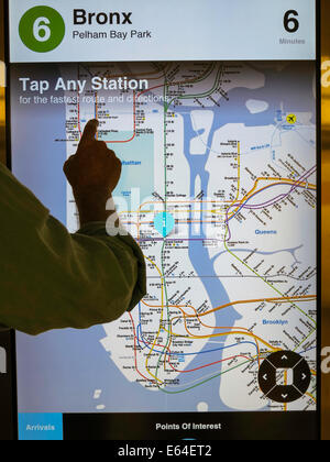 Silhouette de rider en face du plan de métro MTA, NYC Banque D'Images