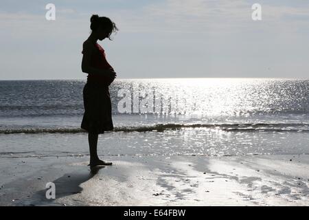 Saint Peter Ording (Allemagne). 20 mai, 2014. ILLUSTRATION - une femme enceinte de neuf mois se tient à St Peter Ording, Allemagne, 20 mai 2014. Photo : Marques Bodo - MODÈLE LIBÉRÉ - PAS DE SERVICE DE FIL/dpa/Alamy Live News Banque D'Images