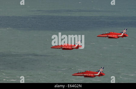 Eastbourne, East Sussex, UK.14 août 2014.Les flèches rouges sur la mer à Eastbourne. Crédit : David Burr/Alamy Live News Banque D'Images
