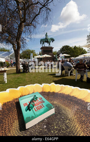 Edinburgh, Ecosse, Royaume-Uni. 14e Août, 2014. Les visiteurs profiter du soleil à la Edinburgh International Book Festival 2014. 14 août 2014 Crédit : GARY DOAK/Alamy Live News Banque D'Images