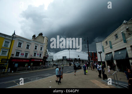 Wimbledon London,UK. 14 août 2014. Météo : Les piétons marchent sous des nuages menaçants sombre dans le centre-ville de Wimbledon avant la pluie Crédit : amer ghazzal/Alamy Live News Banque D'Images