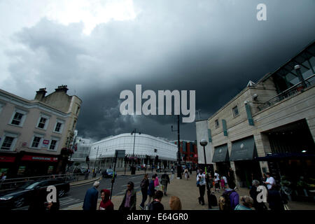 Wimbledon London,UK. 14 août 2014. Météo : Les piétons marchent sous des nuages menaçants sombre dans le centre-ville de Wimbledon avant la pluie Crédit : amer ghazzal/Alamy Live News Banque D'Images