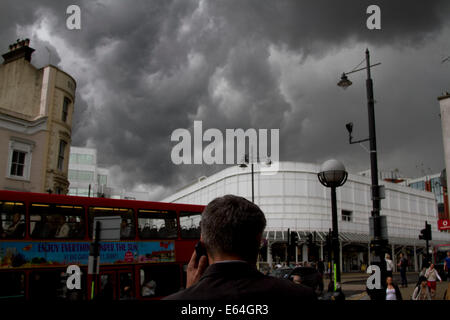 Wimbledon London,UK. 14 août 2014. Météo : Les piétons marchent sous des nuages menaçants sombre dans le centre-ville de Wimbledon avant la pluie Crédit : amer ghazzal/Alamy Live News Banque D'Images