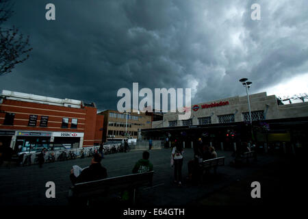 Wimbledon London,UK. 14 août 2014. Météo : Les piétons marchent sous des nuages menaçants sombre dans le centre-ville de Wimbledon avant la pluie Crédit : amer ghazzal/Alamy Live News Banque D'Images