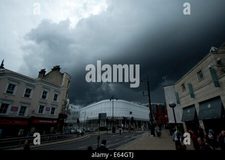 Wimbledon London,UK. 14 août 2014. Météo : Les piétons marchent sous des nuages menaçants sombre dans le centre-ville de Wimbledon avant la pluie Crédit : amer ghazzal/Alamy Live News Banque D'Images