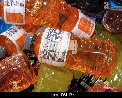 Bouteilles de Powerade Zero Sports Drink, Smith's Grocery Store, Great Falls, Montana, USA Banque D'Images