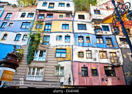 Hundertwasserhaus (1985) est un immeuble construit dans le style suivant le oldiness» «manifeste attribué l'ar autrichien Banque D'Images