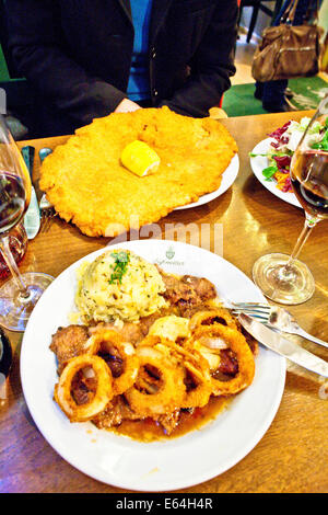 La Wiener Schnitzel, une fine tranche de veau panés et frits, est une spécialité viennoise classique et le plat national de Austri Banque D'Images