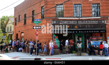 ANN Arbor, MI - 3 août : Les clients attendent d'entrer Zingerman's delicatessen à Ann Arbor, MI, le 3 août 2014. Zingerman's co-o Banque D'Images