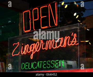 ANN Arbor, MI - Août 3 : Neon Sign in Zingerman's deli fenêtre dans Ann Arbor, MI, le 3 août 2014. Zingerman's co-propriétaire Paul Sa Banque D'Images