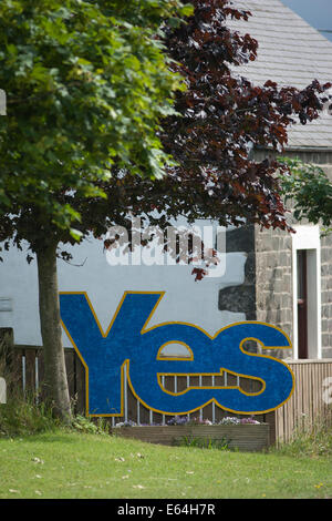 Un 'Oui' affiche à l'extérieur d'une maison sur l'A68 dans la région des Scottish Borders, jeudi 14 août 2014, prend en charge l'indépendance écossaise. Banque D'Images