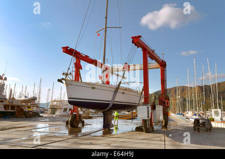 Cruising Yacht serait levé et jet-lavée pour éliminer salissures marines. Banque D'Images