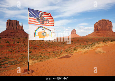 Drapeau américain et le drapeau de la Nation Navajo voler ensemble dans Monument Valley Navajo Tribal Park. Arizona, USA. Banque D'Images