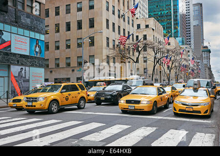 Les taxis médaillon jaune arrêter avant passage pour piétons sur la Cinquième Avenue. Manhattan, New York, USA. Banque D'Images