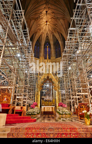 Échafaudages installés dans la cathédrale Saint-Patrick. New York, États-Unis. Banque D'Images