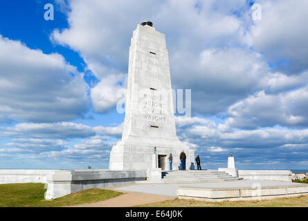 Les visiteurs n'avant du Monument des frères Wright, Wright Brothers National Memorial, Kill Devil Hills, North Carolina, USA Banque D'Images