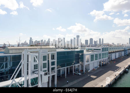 MIAMI, FL, USA - 23 mars 2012 : du centre-ville de Miami Skyline vu passé la ville, le terminal de croisière à Miami, FL, USA. Banque D'Images