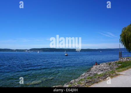 Vue du lac de Constance à Überlingen, Litzelstetten en arrière-plan/horizon Banque D'Images