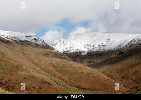 Les sommets couverts de neige de Fairfield et sandale siège vu de l'Helm Crag Grasmere Cumbria Lake District Angleterre Banque D'Images