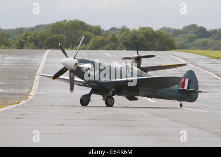 Hurricane et Spitfire taxi le long de la piste de l'aéroport de Biggin Hill historique Banque D'Images