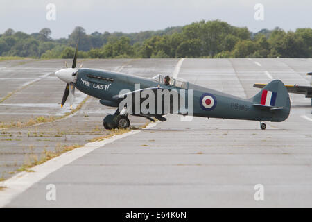 Un ouragan circule le long de la piste de l'aéroport de Biggin Hill historique Banque D'Images