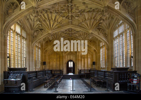 Intérieur de la Divinity School - 1488, une partie de l'actuelle bibliothèque bodléienne, Oxford, Oxfordshire, Angleterre Banque D'Images