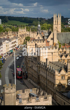 Vue vers le bas High Street, Oxford, Oxfordshire, Angleterre Banque D'Images