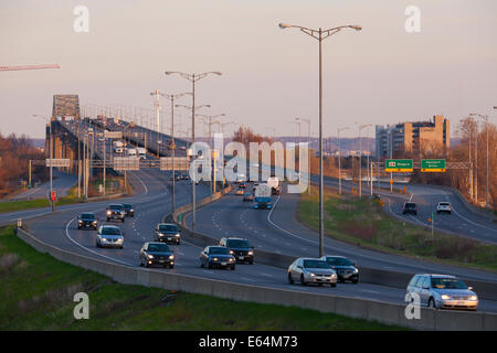 La circulation sur l'autoroute Queen Elizabeth Way avec la Burlington Skyway en arrière-plan. Hamilton, Ontario, Canada. Banque D'Images