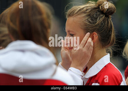 Natalie MELMORE de l'Angleterre v l'Afrique du Sud obtient une grande consolation après avoir perdu le match pour la médaille d'or dans les couples de femmes Banque D'Images