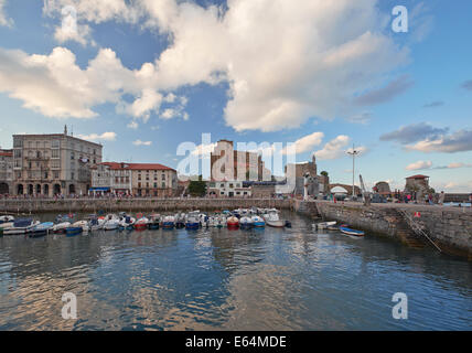 Vieux port de pêcheurs.Castro Urdiales Cantabrie.Espagne. Banque D'Images