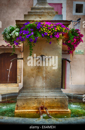 Fontaine en Provence.Gréoux-les-bains.France. Banque D'Images