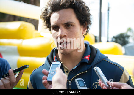 SYDNEY, AUSTRALIE - Le 14 août 2014 : Matt Toomua parle aux médias au cours de la Tooheys New Cup Fan Day à Sydney. Les Wallabies jouent les All Blacks dans le Rugby Union Tooheys New Cup à l'ANZ Stadium, Sydney le 16 août 2014. Credit : MediaServicesAP/Alamy Live News Banque D'Images