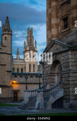 Au cours de l'Université d'Oxford - crépuscule All Souls College et Radcliffe Camera, Oxford, Oxfordshire, Angleterre Banque D'Images