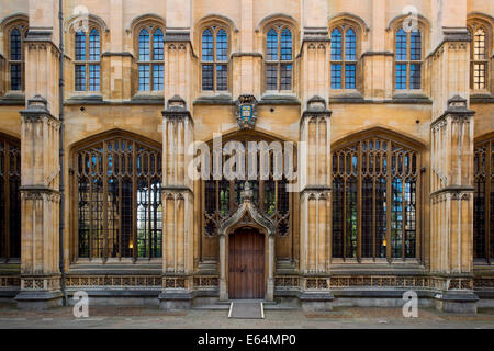 Vieille porte vers la Divinity School, Oxford University - construit 1488, Oxford, Oxfordshire, Angleterre Banque D'Images