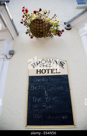 Affiche à l'extérieur de Brown's Hotel, Carmarthen, publicité dimanche Session par Bella Collins et le bleu. Chiens bienvenus Banque D'Images