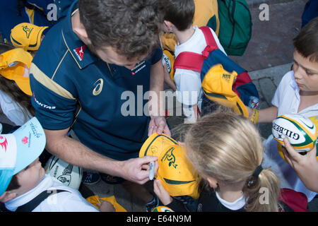 SYDNEY, AUSTRALIE - Le 14 août 2014 : Paddy Ryan, signe des autographes au cours de la Tooheys New Cup Fan Day à Sydney. Les Wallabies jouent les All Blacks dans le Rugby Union Tooheys New Cup à l'ANZ Stadium, Sydney le 16 août 2014. Credit : MediaServicesAP/Alamy Live News Banque D'Images