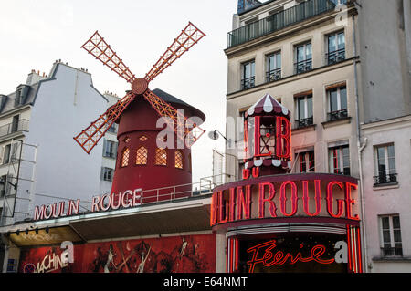 Le Moulin Rouge à Paris, France Banque D'Images